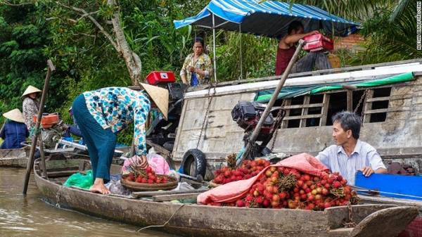 Cần Thơ Đây là thành phố lớn nhất miền đồng bằng sông Cửu Long, nổi tiếng với chợ nổi Cái Răng. Du khách có thể tìm mua rất nhiều thứ từ những chiếc thuyền của người dân địa phương. 