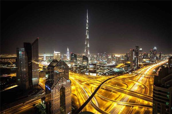 Dubai, UAE: Thành phố Dubai nổi tiếng thế giới với các trung tâm thương mại xa hoa, xây bằng đá cẩm thạch và những tòa nhà chọc trời, đạt kỷ lục thế giới. Tuy nhiên với nhiệt độ cháy da, các bữa ăn đắt đỏ và thiếu văn hóa đặc trưng khiến nhiều du khách ước mình chưa từng bỏ ra hàng chục giờ bay để đến đây. Khi đó, lựa chọn thay thế cho bạn là Thượng Hải, Trung Quốc. Ngoài các nhà hàng sang trọng gắn sao Michelin, nơi đây còn rất phong phú về điểm đến văn hóa như các bảo tàng nghệ thuật. Bạn cũng có thể bắt đầu hành trình khám phá Thượng Hải bằng việc thưởng thức đồ uống trên tầng thượng, ngắm đường chân trời Phố Đông, đến một câu lạc bộ trên bến Thượng Hải, rồi kết thúc với vài chiếc bánh bao xiaolongbao lúc đêm khuya. Dubai, UAE: Thành phố Dubai nổi tiếng thế giới với các trung tâm thương mại xa hoa, xây bằng đá cẩm thạch và những tòa nhà chọc trời, đạt kỷ lục thế giới. Tuy nhiên với nhiệt độ cháy da, các bữa ăn đắt đỏ và thiếu văn hóa đặc trưng khiến nhiều du khách ước mình chưa từng bỏ ra hàng chục giờ bay để đến đây. Khi đó, lựa chọn thay thế cho bạn là Thượng Hải, Trung Quốc. Ngoài các nhà hàng sang trọng gắn sao Michelin, nơi đây còn rất phong phú về điểm đến văn hóa như các bảo tàng nghệ thuật. Bạn cũng có thể bắt đầu hành trình khám phá Thượng Hải bằng việc thưởng thức đồ uống trên tầng thượng, ngắm đường chân trời Phố Đông, đến một câu lạc bộ trên bến Thượng Hải, rồi kết thúc với vài chiếc bánh bao xiaolongbao lúc đêm khuya.