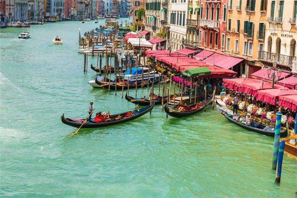 Venice, Italy: Các con kênh ở Venice có thể là một trong những điểm đến được thổi phồng nhất thế giới. Một chuyến du ngoạn bằng thuyền gondola đi qua các dòng nước bị ô nhiễm thường được mô tả thơ mộng, trong khi đó du khách phải trả 110 USD cho 40 phút trải nghiệm. Nếu bạn vẫn muốn tham quan Italy, hãy chọn bờ biển Amalfi chạy dọc phía Nam bán đảo Sorrentine. Các vách đá dựng đứng và màu nước xanh rực rỡ cũng đủ để bạn quên đi chuyến đi thuyền gondola đắt đỏ. Hãy chọn đi vào mùa thấp điểm (tháng 5-6 hoặc 9-10) và lên kế hoạch dừng ở Positano, Ravello, Sorrento và Amalfi. Venice, Italy: Các con kênh ở Venice có thể là một trong những điểm đến được thổi phồng nhất thế giới. Một chuyến du ngoạn bằng thuyền gondola đi qua các dòng nước bị ô nhiễm thường được mô tả thơ mộng, trong khi đó du khách phải trả 110 USD cho 40 phút trải nghiệm. Nếu bạn vẫn muốn tham quan Italy, hãy chọn bờ biển Amalfi chạy dọc phía Nam bán đảo Sorrentine. Các vách đá dựng đứng và màu nước xanh rực rỡ cũng đủ để bạn quên đi chuyến đi thuyền gondola đắt đỏ. Hãy chọn đi vào mùa thấp điểm (tháng 5-6 hoặc 9-10) và lên kế hoạch dừng ở Positano, Ravello, Sorrento và Amalfi.