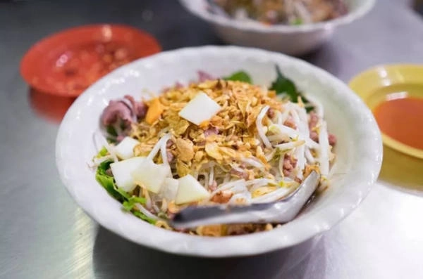 15h30 Ăn tô bún bò Nam Bộ hoặc bún chả  Khu Phố Cổ Hà Nội là nơi có vô số quán cơm, bún, phở cho khách lựa chọn. Tờ báo Mỹ Saveur chuyên về ẩm thực gợi ý hai địa điểm ăn nổi bật nhất là Bún Chả 34 ở Hàng Than, và Bún bò Nam Bộ ở Hàng Điếu.