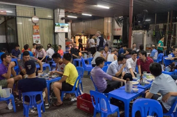 17h Giải khát bằng những cốc bia hơi Hà Nội là nơi bia được uống nhiều bậc nhất thế giới. Hàng ngày đồ uống này có giờ giảm giá thu hút đông người thưởng thức. Khoảng 17h, chủ yếu là nam giới tụ tập bên những chiếc bàn ghế nhựa và nhâm nhi cốc bia hơi mát lạnh. Ở Hà Nội, du khách có thể ghé tới một góc Hồ Tây để hòa vào không khí bản địa, uống bia kèm những món ăn như bún phở, thịt heo, cá, hay gà nướng.