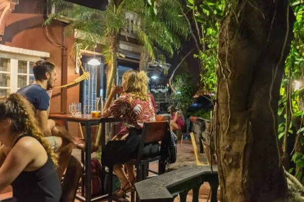 19h30 Tụ tập ở quán thưởng thức bia thủ công Nằm trong một ngõ nhỏ đường Âu Cơ, du khách tìm thấy Red River Tea Room. Đây là một địa chỉ phục vụ bia, rượu được sản xuất thủ công ở Việt Nam mà thu hút đông khách nước ngoài.