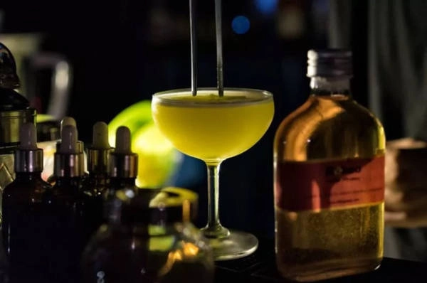 21h30 Nhâm nhi ly coctail trong quán bar Ngoài bia, Hà Nội cũng không thiếu những quán bar phục vụ các loại cocktail. DOT là quán bar nằm trên đường Trấn Vũ mà tờ Saveur giới thiệu, một chỗ thú vị cho du khách vừa nhâm nhi cocktail vừa ngắm hồ buổi tối.