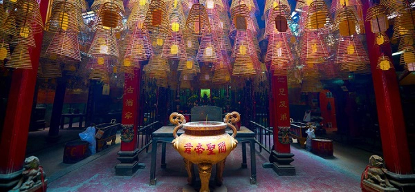Bên trong Chùa Ông, Ninh Kiều, Cần Thơ - Ảnh: azerai