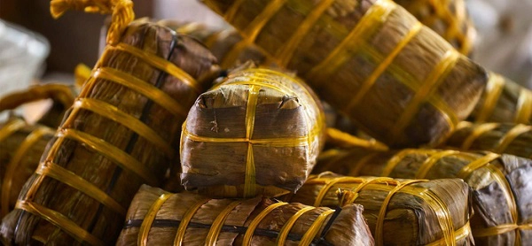 Bánh Tét, món ăn không thể thiếu trong ngày Tết Nam Bộ - Ảnh: azerai