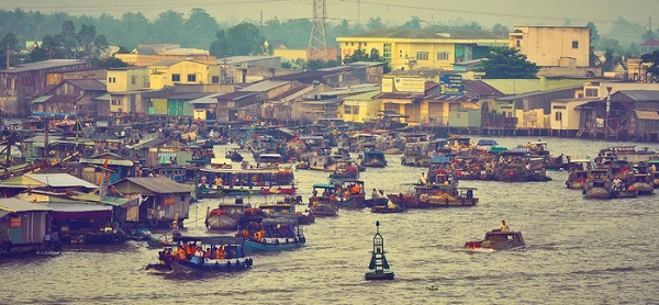 Nhộn nhịp chợ nổi Cái Răng, Cần Thơ - Ảnh: azerai