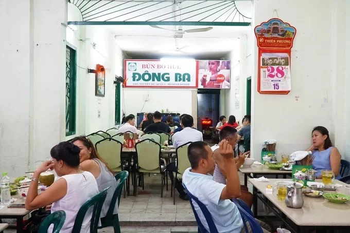 Bún bò Hẻm  Đúng như tên gọi, quán này nằm trong một con hẻm trên đường Trần Quang Diệu, quận 3. Từng có thời gian tọa lạc trên đường Lý Chính Thắng, quận 3, quán mở rộng và chuyển đến một không gian lớn hơn. Du khách có thể ghé đây thưởng thức tô bún bò sau khi khám phá các điểm du lịch ở quận 3. Món ăn ở quán đã được gia giảm hương vị để phù hợp với khẩu vị người miền Nam. Giá mỗi tô khoảng 30.000 đồng. Ngoài bún bò, bạn có thể tìm thấy các món đặc sản Huế khác trong thực đơn. Ảnh: Khoi Anh Le.