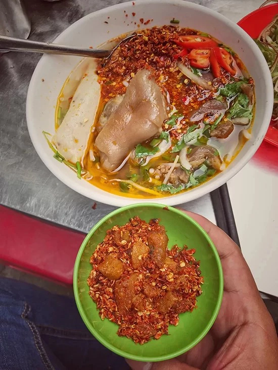 Bún bò Út Hưng  Là địa chỉ được nhiều người Sài Gòn yêu thích, quán này luôn đông khách trong giờ mở cửa. Bún bò ở đây được nấu theo công thức từ An Cựu, một ngôi làng ở Huế. Nước dùng thơm mùi thịt bò với màu đỏ đặc trưng. Khi thưởng thức, bạn đừng quên thêm chút ớt và lát chanh. Giá một tô khoảng 30.000 - 45.000 đồng. Ảnh: Mai Cúc Phương.