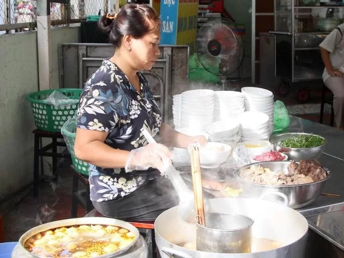 Bún bò Huế Hạnh  Đây là địa điểm bún bò nổi tiếng ở huyện Tân Bình, nằm trên đường Bành Văn Trân. Chủ quán là người gốc Huế nên hương vị món bún bò tại đây được lòng nhiều khách. Sợi bún nhỏ, mềm; nước dùng ngọt thanh do hầm lâu từ xương. Dịch vụ chu đáo và nhanh chóng, giá cả phải chăng và hương vị thơm ngon được làm bằng nguyên liệu tươi là điểm cộng của quán. Giá mỗi tô tại đây là 40.000 đồng. Ảnh: Flickr/irrational_cat.