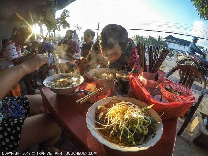 Thiên đường ăn uống  Du khách dễ dàng tìm thấy các nhà hàng phục vụ hải sản và đồ uống ngon quanh đảo, đặc biệt tại chợ đêm Phú Quốc và chợ đêm Dinh Cậu. Những món nhất định nên thử là gỏi cá trích, bánh canh cá thu, bún kèn, còi biên mai nướng, cháo nhum, nhum nướng mỡ hành, nấm tràm và hạt é thốt nốt mủ trôm. Ảnh: Trần Việt Anh.