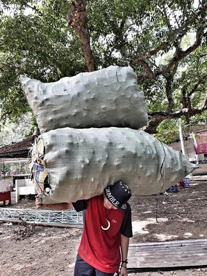 Bao rác to gấp đôi người Chiến được anh tình nguyện thu gom, mang xuống núi. Bao rác to gấp đôi người Chiến được anh tình nguyện thu gom, mang xuống núi.