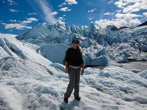 Stephanie trong chuyến leo núi Matanuska Glacier, Alaska. Ảnh: Twenty-something Travel.