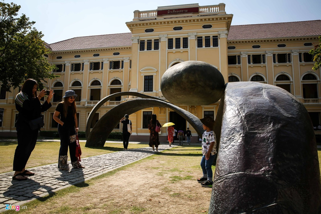 Nằm cạnh ga tàu điện ngầm (MRT) vừa được đưa vào hoạt động Sanam Chai, bảo tàng Museum Siam được thiết lập bên trong toà nhà mang kiến trúc tân cổ điển của trụ sở Bộ Thương mại Thái Lan trước đây.