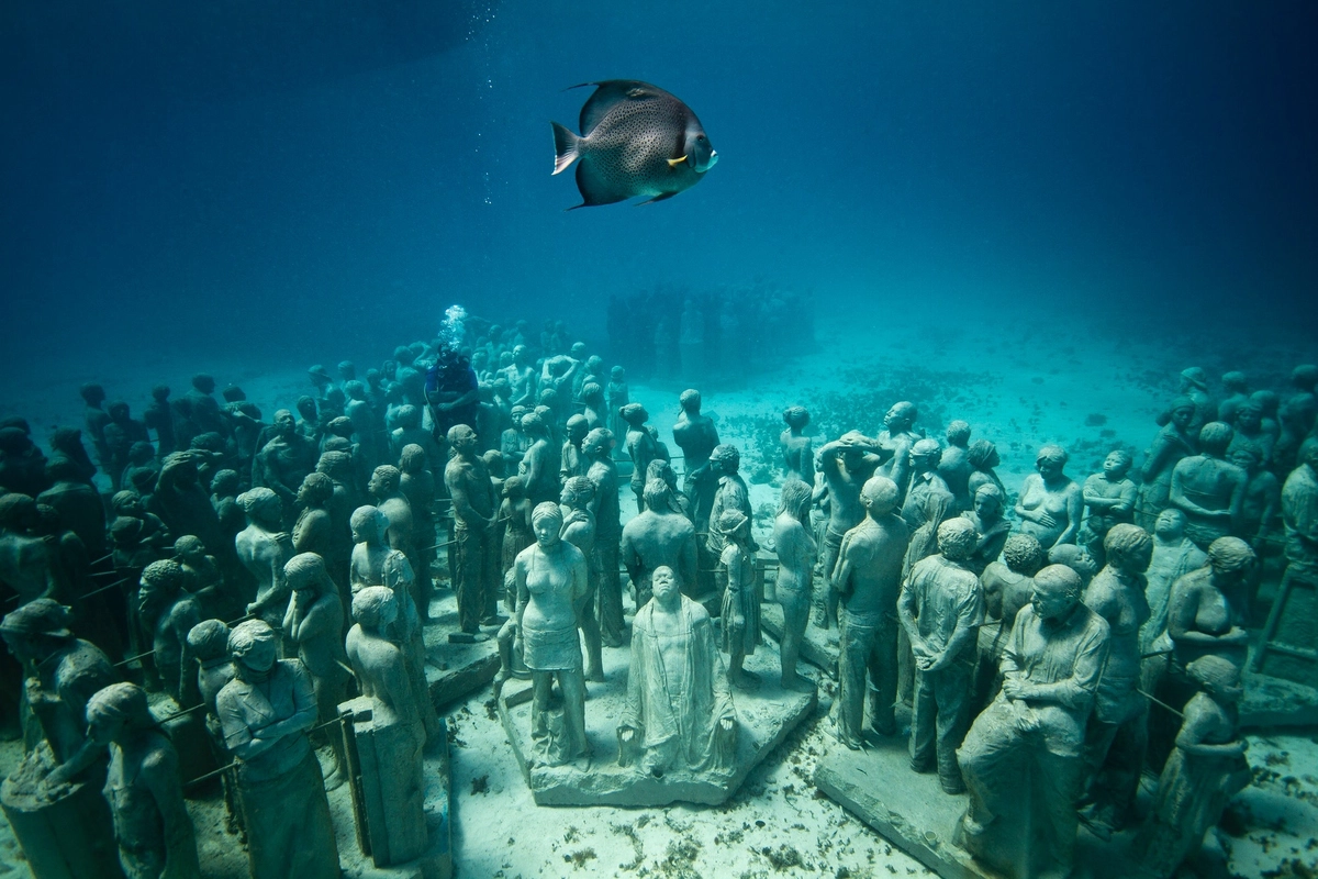   MUSA hay Museo Subacuático de Arte là một bảo tàng dưới nước ở thành phố Cancun, Mexico. Nơi đây bao gồm 500 tác phẩm điêu khắc, được đặt sâu dưới đáy biển, giữa Cancun và đảo Isla Mujeres.   Dự án được triển khai năm 2009, với mục đích trở thành địa điểm lặn thu hút du khách thay cho rạn san hô Mesoamerican đang bị đe dọa. Qua đó, người lặn thường chia đôi thời gian, để đến thăm rạn san hô và cả bảo tàng. Mỗi năm, nơi đây thu hút khoảng 750.000 khách tham quan. Ảnh: Jason deCaires Taylor.