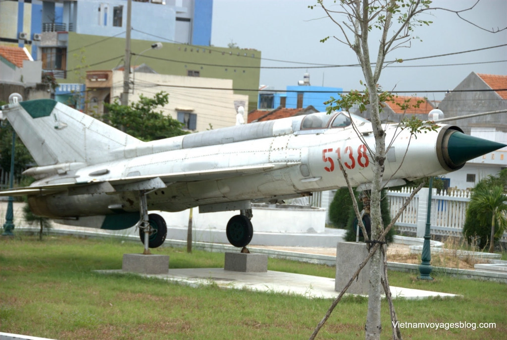 Máy bay chiến đấu được trưng bày tại khuôn viên bảo tàng