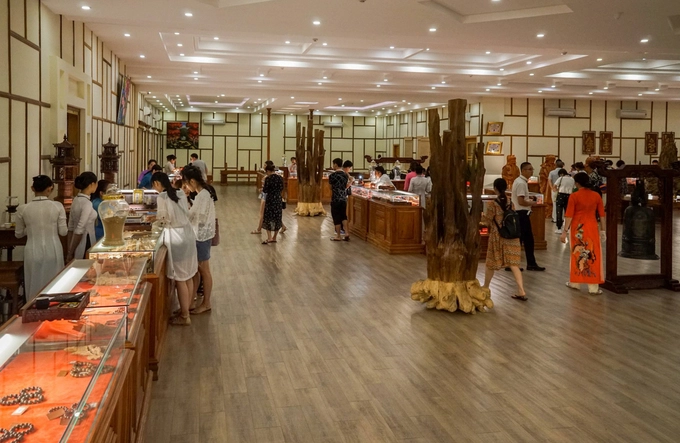 Nhà trưng bày bảo tàng Trầm Hương (xã Phước Đồng, TP Nha Trang, Khánh Hòa) có diện tích khoảng 5.000 m2, hoạt động năm 2017. Đây là bảo tàng tư nhân với kinh phí xây dựng 200 tỷ đồng, nhằm giới thiệu, trưng bày về trầm hương, kỳ nam - đặc sản của tỉnh Khánh Hòa. Nhà trưng bày bảo tàng Trầm Hương (xã Phước Đồng, TP Nha Trang, Khánh Hòa) có diện tích khoảng 5.000 m2, hoạt động năm 2017. Đây là bảo tàng tư nhân với kinh phí xây dựng 200 tỷ đồng, nhằm giới thiệu, trưng bày về trầm hương, kỳ nam - đặc sản của tỉnh Khánh Hòa.