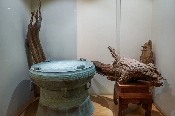 Những khối trầm đặt trong tủ kính trang trí với mô hình trống đồng, nét văn hóa của người Việt ở vùng đồng bằng sông Hồng. Những khối trầm đặt trong tủ kính trang trí với mô hình trống đồng, nét văn hóa của người Việt ở vùng đồng bằng sông Hồng.