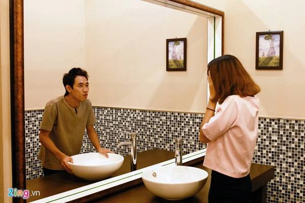 Qua tấm gương soi thần kỳ này bạn sẽ thấy một con người khác của mình trong gương. Ảnh: Zing Qua tấm gương soi thần kỳ này bạn sẽ thấy một con người khác của mình trong gương. Ảnh: Zing
