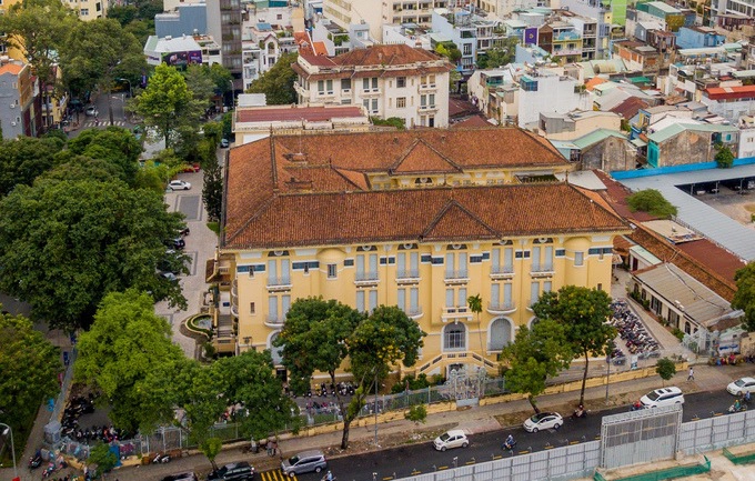 Bảo tàng Mỹ thuật TP HCM (đường Phó Đức Chính, quận 1), nằm gần chợ Bến Thành, có diện tích khoảng 4.000 m2. Tòa nhà do con cháu ông Hứa Bổn Hòa xây dựng năm 1929 và hoàn thành sau 5 năm, kiến trúc sư người Pháp Rivera thiết kế.  Ông Hứa Bổn Hòa (1845-1901) là người Hoa định cư ở Nam bộ. Người dân quen gọi ông với cái tên Chú Hỏa. Nhờ tài làm kinh tế, ông có cơ nghiệp khổng lồ và là “trùm” bất động sản Nam Kỳ với hơn 20.000 căn nhà mặt tiền khắp Sài Gòn. Người Sài Gòn xếp ông vào hàng thứ tư những người giàu có: “Nhất Sỹ, nhì Phương, tam Xường, tứ Hỏa”.