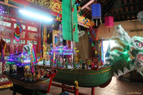 Những chiếc thuyền rồng, ghe giấy được dùng trong nghi lễ Nghinh Ông. Những chiếc thuyền rồng, ghe giấy được dùng trong nghi lễ Nghinh Ông.