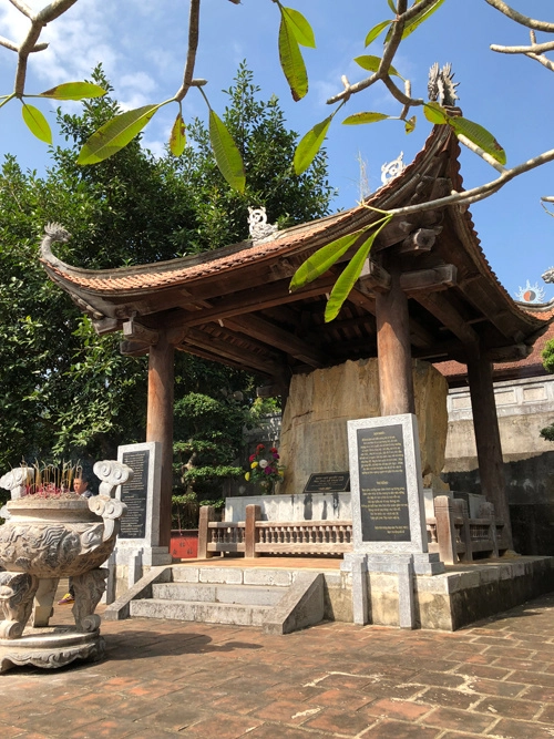 Trong khuôn viên đền có phần bút tích văn bia của vua Lê Lợi. Năm 1431, tù trưởng Đèo Cát Hãn làm phản nên vua Lê Lợi thân chinh chỉ huy các đạo quân dẹp loạn. Sau khi bình định vùng Tây Bắc, nhà vua đã cho tạc vào vách đá Pú Huổi Chỏ bên bờ Bắc sông Đà để lưu lại cho muôn đời sau về sự kiện này.