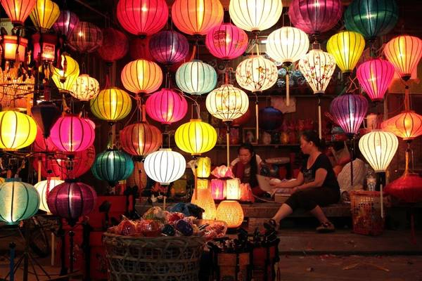 “Những chiếc đèn lồng thắp sáng hàng đêm như trong miền cổ tích” “Những chiếc đèn lồng thắp sáng hàng đêm như trong miền cổ tích”