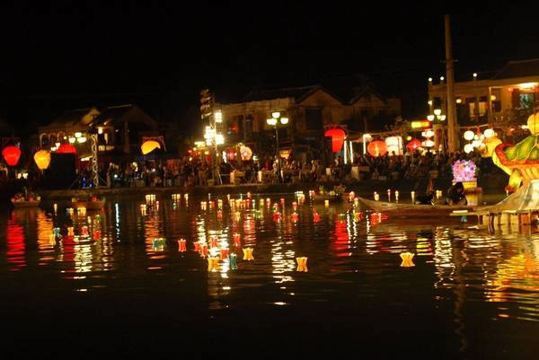“Đêm hội phố cổ” với lễ thả đèn hoa đăng. “Đêm hội phố cổ” với lễ thả đèn hoa đăng.