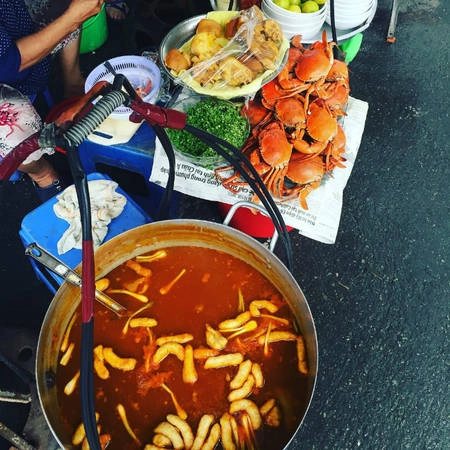 Gánh bánh canh nhỏ trong chợ Hòa Bình được biết tới không chỉ vì hương vị mà còn bởi cái giá rất "đại gia". Trung bình, một bát bánh canh ở đây khoảng 40.000 - 100.000 đồng, phần đặc biệt bánh canh nguyên con có thể lên tới hơn 200.000 đồng, khiến nhiều người "khiếp vía". Đây cũng chính là bát bánh canh huyền thoại mà giới ăn chơi Sài thành thường rỉ tai nhau. Ảnh: holly15111989. Gánh bánh canh nhỏ trong chợ Hòa Bình được biết tới không chỉ vì hương vị mà còn bởi cái giá rất "đại gia". Trung bình, một bát bánh canh ở đây khoảng 40.000 - 100.000 đồng, phần đặc biệt bánh canh nguyên con có thể lên tới hơn 200.000 đồng, khiến nhiều người "khiếp vía". Đây cũng chính là bát bánh canh huyền thoại mà giới ăn chơi Sài thành thường rỉ tai nhau. Ảnh: holly15111989.