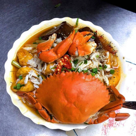 Theo nhiều thực khách, chất lượng đồ ăn ở đây rất ổn, nguyên liệu cua vốn dĩ khá đắt đỏ, được chọn lọc kỹ càng nên giá 220.000 - 240.000 đồng có thể chấp nhận được. Đặc biệt là khi bát bánh canh đầy ú ụ, với con cua to đỏ rực hấp dẫn được bày ra thì khó ai có thể cầm lòng. Tuy nhiên, bát bánh canh đại gia này không được bán nhiều. Phần lớn khách tới quán chọn một phần nhỏ với giá chưa tới 100.000 đồng vừa túi tiền và sức ăn, với phần thịt cua được tách ra. Ảnh: Foody. Theo nhiều thực khách, chất lượng đồ ăn ở đây rất ổn, nguyên liệu cua vốn dĩ khá đắt đỏ, được chọn lọc kỹ càng nên giá 220.000 - 240.000 đồng có thể chấp nhận được. Đặc biệt là khi bát bánh canh đầy ú ụ, với con cua to đỏ rực hấp dẫn được bày ra thì khó ai có thể cầm lòng. Tuy nhiên, bát bánh canh đại gia này không được bán nhiều. Phần lớn khách tới quán chọn một phần nhỏ với giá chưa tới 100.000 đồng vừa túi tiền và sức ăn, với phần thịt cua được tách ra. Ảnh: Foody.