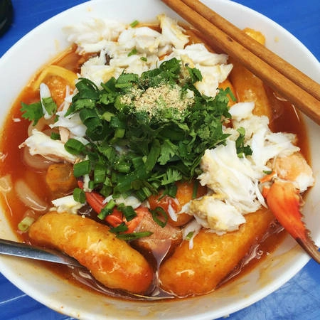 Nước dùng đặc, màu nâu đỏ hấp dẫn, đầy chả cua, giò. Thịt cua tươi, khách ăn tới đâu cô chủ quán gỡ tới đó. Bánh canh được trụng lâu trong nồi nước dùng nên thấm gia vị và hơi dai dai. Tuy nhiên, điểm trừ là quán ở vỉa hè, khá nóng nực với thời tiết Sài Gòn mùa hè. Vị trí và mức giá như vậy sẽ khó có thể làm hài lòng những thực khách khó tính. Ảnh: charlz24. Nước dùng đặc, màu nâu đỏ hấp dẫn, đầy chả cua, giò. Thịt cua tươi, khách ăn tới đâu cô chủ quán gỡ tới đó. Bánh canh được trụng lâu trong nồi nước dùng nên thấm gia vị và hơi dai dai. Tuy nhiên, điểm trừ là quán ở vỉa hè, khá nóng nực với thời tiết Sài Gòn mùa hè. Vị trí và mức giá như vậy sẽ khó có thể làm hài lòng những thực khách khó tính. Ảnh: charlz24.