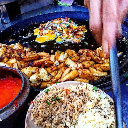 Đã mất công tới đây, bạn cũng đừng quên ghé qua các quán hàng khác trong chợ Hòa Bình - một trong những thiên đường ẩm thực giá rẻ ở Sài Gòn. Giá cả trung bình chỉ khoảng 5.000 - 20.000 đồng, bạn có nhiều lựa chọn như súp cua, ốc, bánh mì nướng, bánh rán doremon, bánh flan, phá lấu, há cảo, bún riêu, bánh hẹ... Ảnh: addy-shioya. Đã mất công tới đây, bạn cũng đừng quên ghé qua các quán hàng khác trong chợ Hòa Bình - một trong những thiên đường ẩm thực giá rẻ ở Sài Gòn. Giá cả trung bình chỉ khoảng 5.000 - 20.000 đồng, bạn có nhiều lựa chọn như súp cua, ốc, bánh mì nướng, bánh rán doremon, bánh flan, phá lấu, há cảo, bún riêu, bánh hẹ... Ảnh: addy-shioya.
