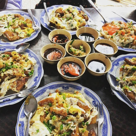 Quán bột chiên nổi tiếng trong khu chợ, bột được chiên vàng óng, bùi bùi thơm thơm chấm cùng nước chấm đậm đà là món ăn khoái khẩu của nhiều bạn trẻ. Ảnh: alexvo26o7. Quán bột chiên nổi tiếng trong khu chợ, bột được chiên vàng óng, bùi bùi thơm thơm chấm cùng nước chấm đậm đà là món ăn khoái khẩu của nhiều bạn trẻ. Ảnh: alexvo26o7.