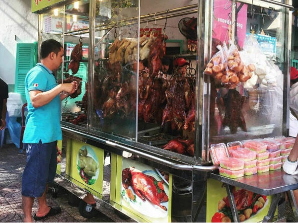 Nằm tại quận 5, nơi được mệnh danh là Chinatown của Sài Gòn, tập trung nhiều người Hoa sinh sống lâu đời, nên khu chợ cũng có một số món ăn Trung Quốc. Ảnh: kylerin. Nằm tại quận 5, nơi được mệnh danh là Chinatown của Sài Gòn, tập trung nhiều người Hoa sinh sống lâu đời, nên khu chợ cũng có một số món ăn Trung Quốc. Ảnh: kylerin.
