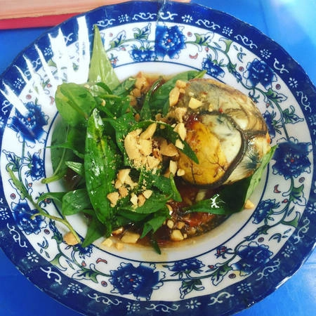 Ngoài các món ăn no thì đồ ăn vặt tại khu chợ này cũng rất phong phú. Vịt lộn xào me hay các quán hải sản luôn đông khách. Ảnh: ngt2hong. Ngoài các món ăn no thì đồ ăn vặt tại khu chợ này cũng rất phong phú. Vịt lộn xào me hay các quán hải sản luôn đông khách. Ảnh: ngt2hong.