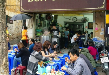 Quán ăn nhỏ nườm nượp khách suốt 9-10 năm. Ảnh: Tuấn Đào. Quán ăn nhỏ nườm nượp khách suốt 9-10 năm. Ảnh: Tuấn Đào.