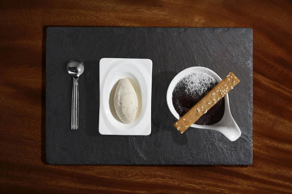 Hot Chocolate Soup – Sự kết hợp hoàn hảo giữa kem lạnh và chocolate nóng chảy. Một trong những món ăn mang tính biểu tượng của nhà hàng Osia Steak and Seafood Grill do chính tay bếp trưởng Scott Webster sáng tạo nên. Hot Chocolate Soup – Sự kết hợp hoàn hảo giữa kem lạnh và chocolate nóng chảy. Một trong những món ăn mang tính biểu tượng của nhà hàng Osia Steak and Seafood Grill do chính tay bếp trưởng Scott Webster sáng tạo nên.