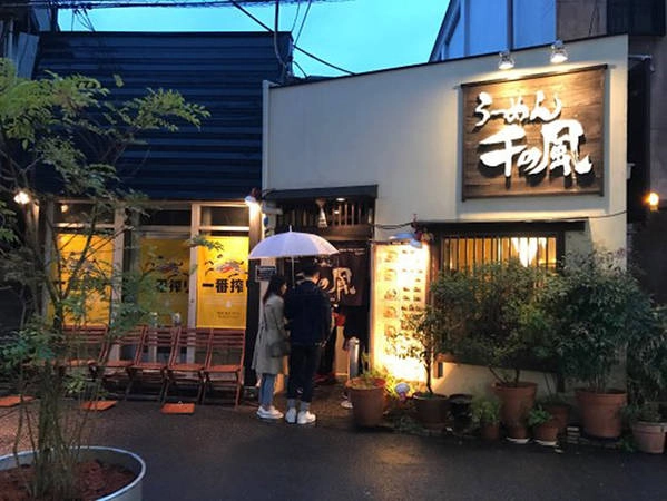 Sen no Kaze (Ngàn Cơn Gió) là nhà hàng mì Ramen được xếp hạng số 1 thế giới về chất lượng, nằm trong một con đường nhỏ ở Shijo-Kawaramachi, gần trung tâm mua sắm của cố đô Kyoto, Nhật Bản và ngay cạnh chợ. Quán mở cửa từ 12h đến 22h hàng ngày, đóng cửa vào thứ 2 và thứ 3.
