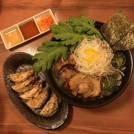 "Khi đến nơi nhận thẻ ghi số thứ tự và lời dặn: 50 phút, 1 tiếng nữa hãy quay lại, bạn nên đến khu chợ gần đó để mua sắm và giết thời gian. Đừng chờ, vì ở đây chờ sẽ rất lâu, 1-2 tiếng là điều bình thường", một thực khách để lại bình luận.