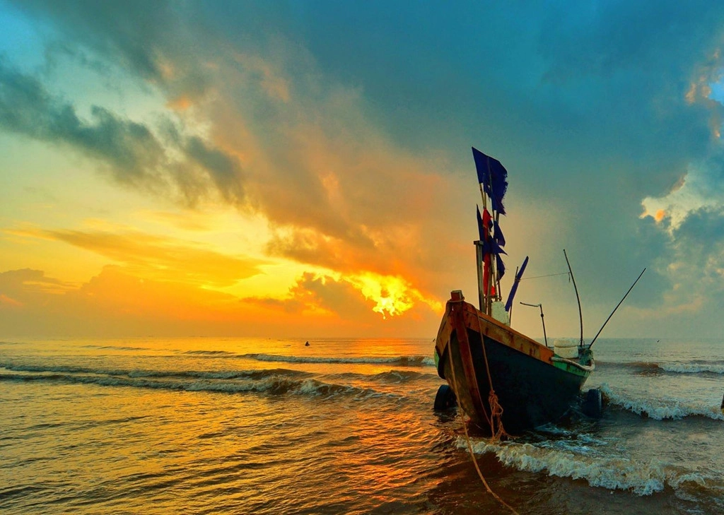 Trước đây, vùng đất này là quần thể gồm nhiều nhà thờ lớn, nhỏ. Trong đó, nhà thờ đổ lúc bấy giờ còn có tên gọi khác là Trái Tim. Tòa nhà thờ thánh Maria Madalena này được xây dựng vào năm 1843, do kiến trúc sư người Pháp thiết kế. Đến năm 1996, biển bắt đầu lấn sâu vào đất liền. Dải đất dọc bờ biển bị xâm thực hơn 1 km.