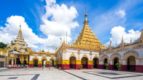 Chùa Mahamuni Paya ở Mandalay là thánh tích Phật giáo nổi tiếng và là điểm hành hương quan trọng của các phật tử tại Myanmar.