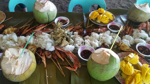 Thưởng thức thức ăn bản địa trên đảo Caohagan Thưởng thức thức ăn bản địa trên đảo Caohagan