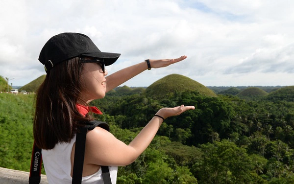 Ngắm cảnh và chụp hình trên Chocolate Hills Ngắm cảnh và chụp hình trên Chocolate Hills