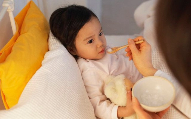 bé bị sốt nên ăn gì