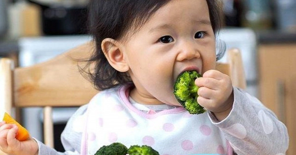 Bé bị sốt nên ăn gì? Bé bị sốt nên ăn nhiều rau xanh