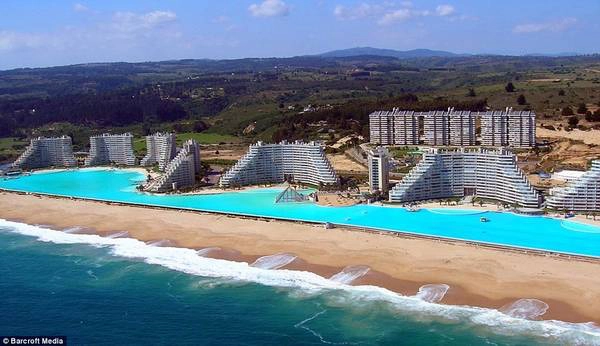 Bể bơi khổng lồ này nằm bên bờ biển Thái Bình Dương của Chile, thuộc thành phố Algarrobo, chứa 250.000 m3 nước. Đây là điểm du lịch được du khách địa phương và quốc tế yêu thích ở khu nghỉ dưỡng San Alfonso del Mar. Ảnh: Barcroft Media.