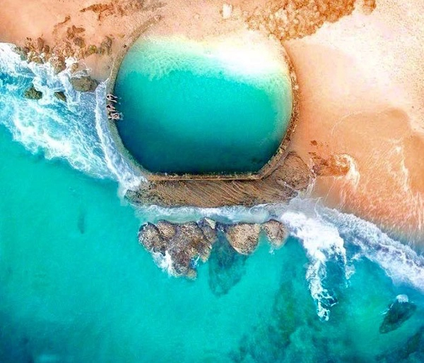 "Bể bơi" Laguna Pool nằm ở phía Nam Orange County (California, Mỹ) được xem như cảnh sắc thần tiên với làn nước xanh trong, lọt thỏm bên bờ biển. Đây là một hồ bơi tự nhiên được xây ngay trên bãi biển và lấy nước biển dựa trên sự lên xuống của thuỷ triều. "Bể bơi" Laguna Pool nằm ở phía Nam Orange County (California, Mỹ) được xem như cảnh sắc thần tiên với làn nước xanh trong, lọt thỏm bên bờ biển. Đây là một hồ bơi tự nhiên được xây ngay trên bãi biển và lấy nước biển dựa trên sự lên xuống của thuỷ triều.