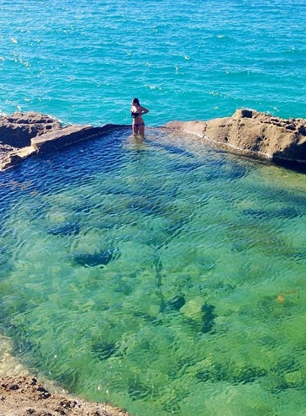 Nước biển xanh ngắt và trong vắt dưới ánh mặt trời. Nhìn từ trên cao, Laguna Beach Pool đẹp tựa như một viên ngọc lạc giữa biển khơi Nước biển xanh ngắt và trong vắt dưới ánh mặt trời. Nhìn từ trên cao, Laguna Beach Pool đẹp tựa như một viên ngọc lạc giữa biển khơi