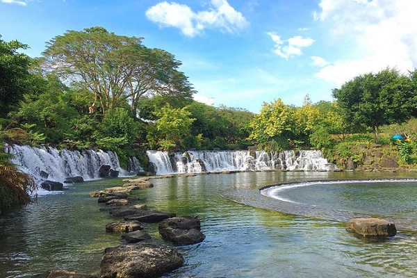 Cách trung tâm TP HCM chưa đầy 100 km, công viên Suối Mơ là một hồ nước tự nhiên thuộc xã Trà Cổ, huyện Tân Phú, tỉnh Đồng Nai. Vùng nước trong xanh với cát, sỏi bên dưới được tạo nên từ những dòng suối tự nhiên chảy vào. Nơi đây là điểm dừng chân lý tưởng cho người yêu thích thiên nhiên và những ai muốn “trốn” khỏi Sài Gòn trong một ngày. Ảnh: Trúc Linh. Cách trung tâm TP HCM chưa đầy 100 km, công viên Suối Mơ là một hồ nước tự nhiên thuộc xã Trà Cổ, huyện Tân Phú, tỉnh Đồng Nai. Vùng nước trong xanh với cát, sỏi bên dưới được tạo nên từ những dòng suối tự nhiên chảy vào. Nơi đây là điểm dừng chân lý tưởng cho người yêu thích thiên nhiên và những ai muốn “trốn” khỏi Sài Gòn trong một ngày. Ảnh: Trúc Linh.