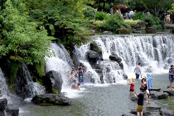 Hoạt động được nhiều du khách yêu thích nhất là tắm suối. Trẻ em có thể tắm ở mức nước cạn hoặc vừa trong hồ có diện tích 2.000 mét vuông. Còn hồ dành cho người lớn rộng khoảng 1.500 mét vuông với độ sâu từ 1 đến 1,5 mét. Ngoài ra, người thích vận động có thể tham gia vào nhiều hoạt động thể thao dưới nước như: lái môtô nước, thử sức với nhà phao liên hoàn... Ảnh: Suoimopark. Hoạt động được nhiều du khách yêu thích nhất là tắm suối. Trẻ em có thể tắm ở mức nước cạn hoặc vừa trong hồ có diện tích 2.000 mét vuông. Còn hồ dành cho người lớn rộng khoảng 1.500 mét vuông với độ sâu từ 1 đến 1,5 mét. Ngoài ra, người thích vận động có thể tham gia vào nhiều hoạt động thể thao dưới nước như: lái môtô nước, thử sức với nhà phao liên hoàn... Ảnh: Suoimopark.