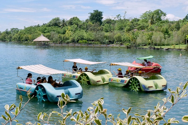 Để ngắm trọn vẹn hồ nước ngọt được ví là “biển trên rừng” này, bạn có thể đạp vịt, một trò chơi phổ biến và được nhiều người ưa chuộng. Ảnh: Suoimopark. Để ngắm trọn vẹn hồ nước ngọt được ví là “biển trên rừng” này, bạn có thể đạp vịt, một trò chơi phổ biến và được nhiều người ưa chuộng. Ảnh: Suoimopark.